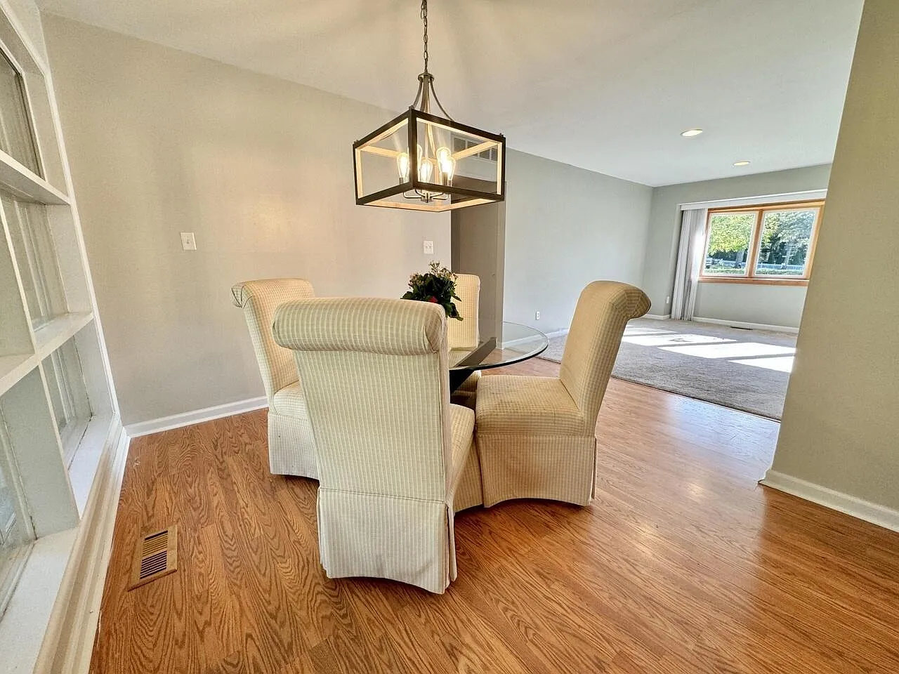 3 bed, 1.5 bath, 1211 sqft, $1,900 — Photo 4