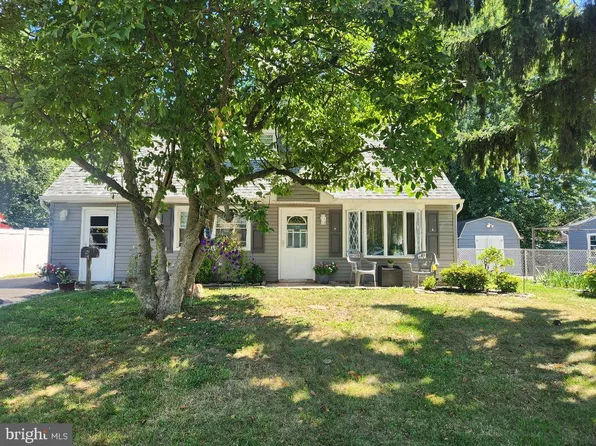 688 Carlisle Dr, Morrisville, PA 19067