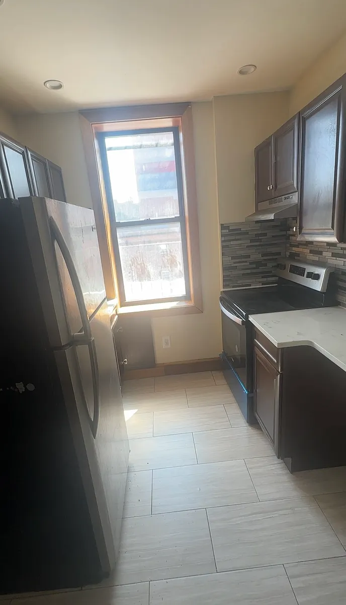 Building Photo - 562 Morris Ave #11