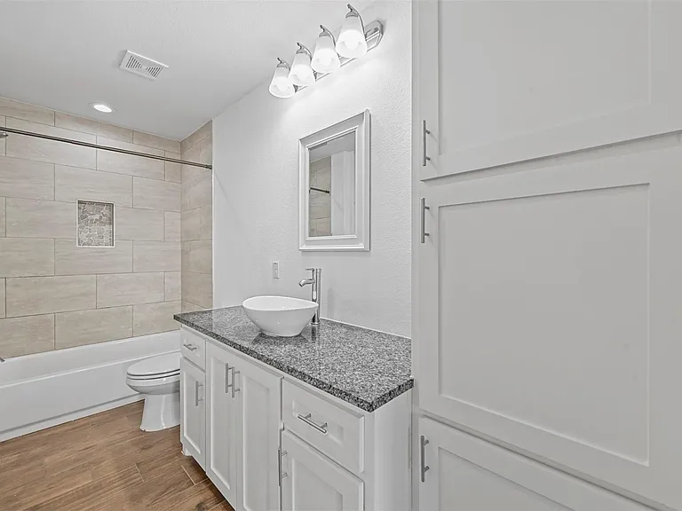 607 E Carter St #607 — Photo 7