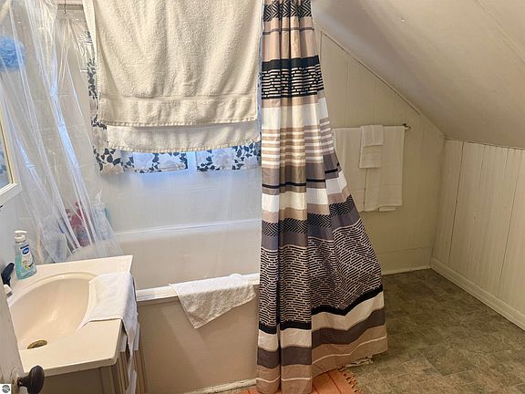 5th image of 501 N Pine River St