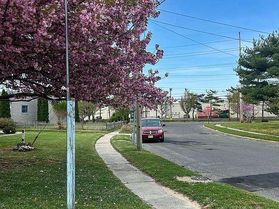 3rd image of 318 Linden Ln