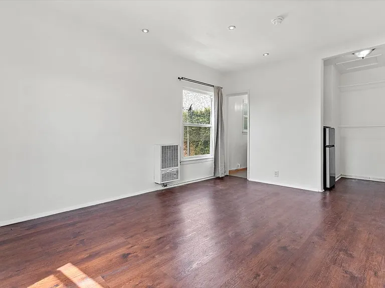 1032 S Redondo Blvd — Photo 13