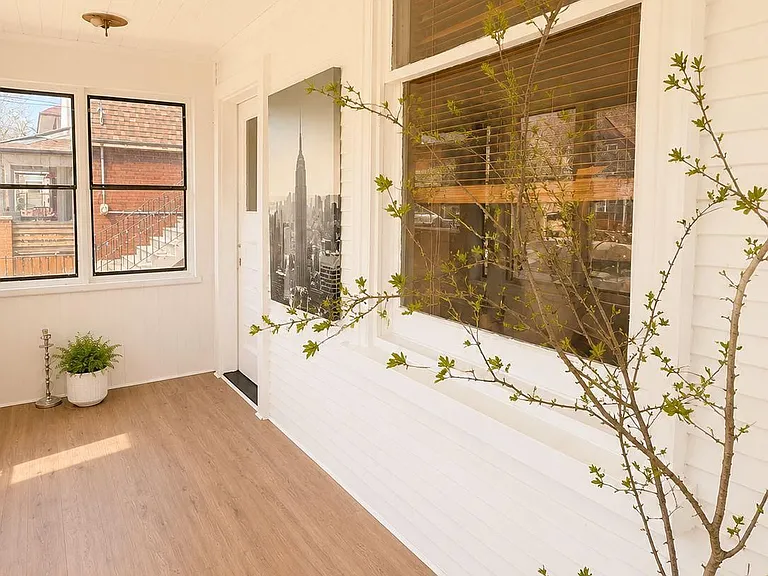 43 King Edward Ave — Photo 6