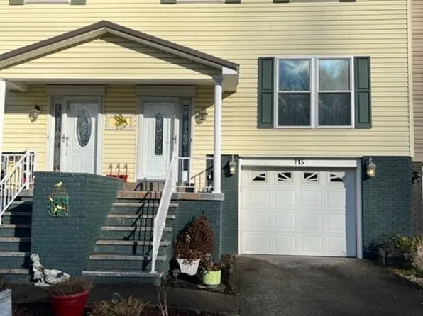 715 Woodland Dr, Nitro, WV 25143