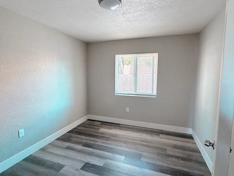 1810 E 25th St #301 & 401 — Photo 3