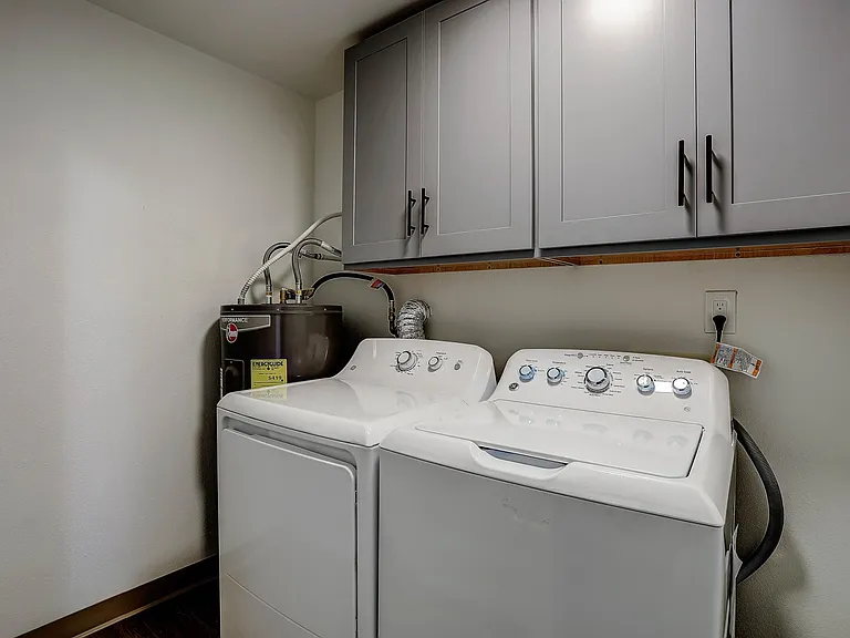 Sunset Highlands Apartments — Photo 12