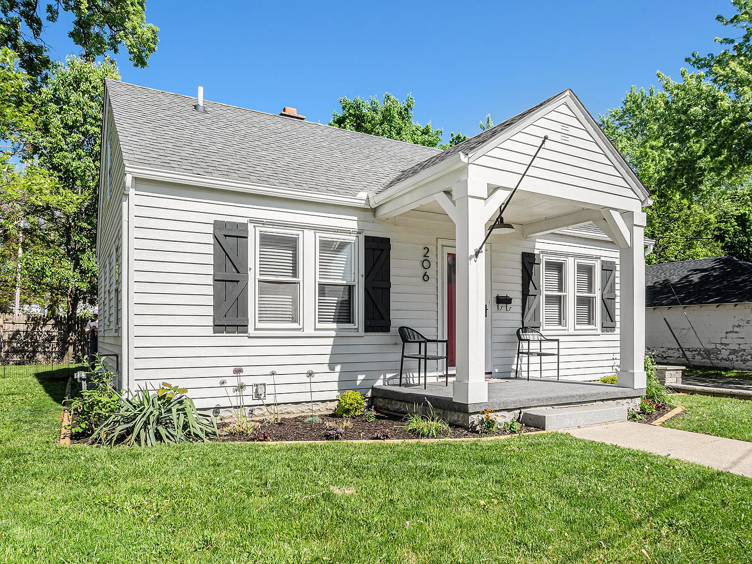 3 bed, 2200 sqft, $3,400 — Photo 3