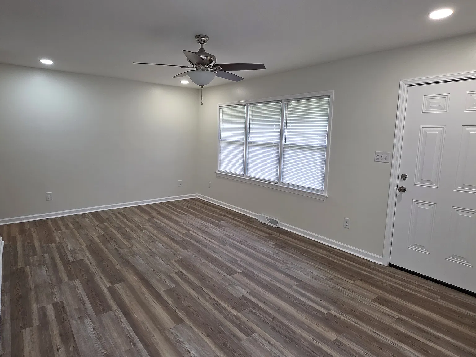 2 bed, 909 sqft, $2,200 — Photo 3