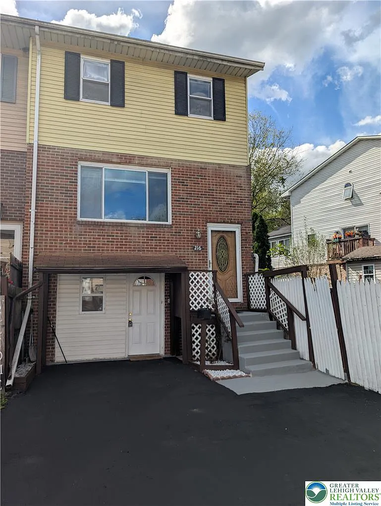 3 bed, 2.0 bath, 1296 sqft, $1,895 — Photo 1