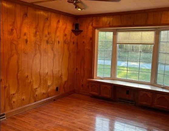 Windows open for cool breezes.