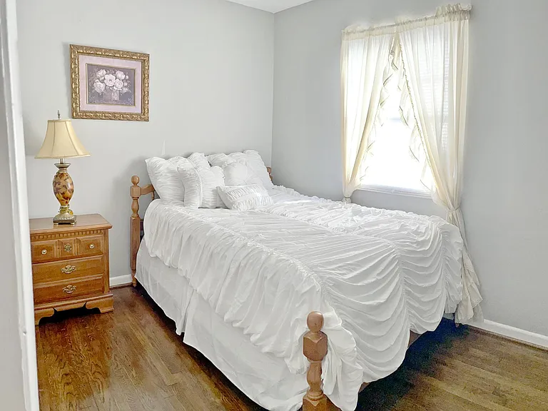 806 W Queen St — Photo 7