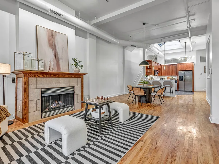 2042 E 4th St #600 — Photo 32