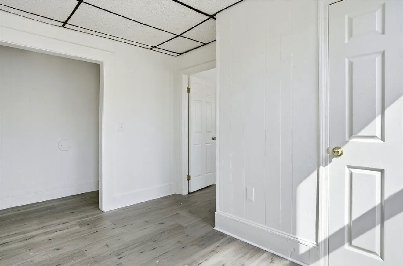 3 bed, 1060 sqft, $2,300 — Photo 2