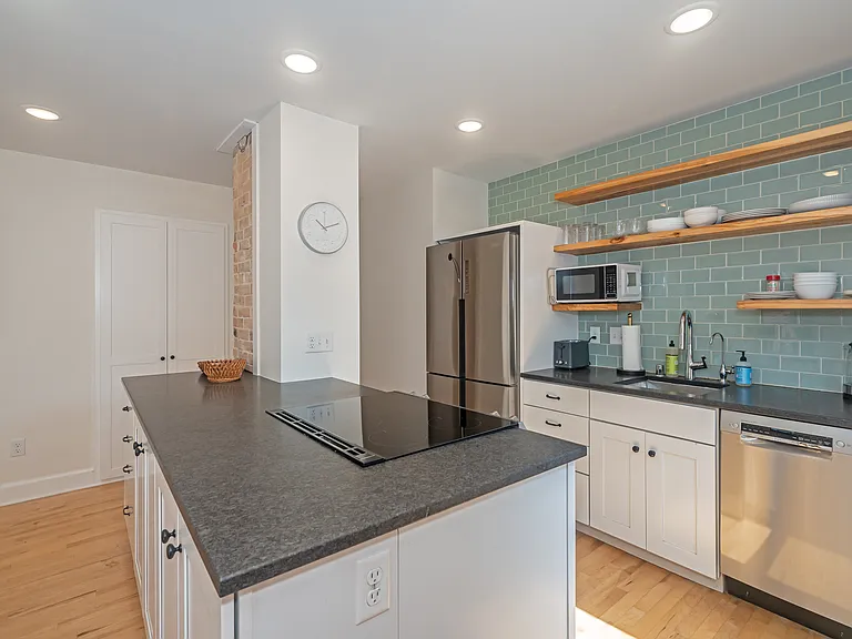 526 N 16th Ave E — Photo 3