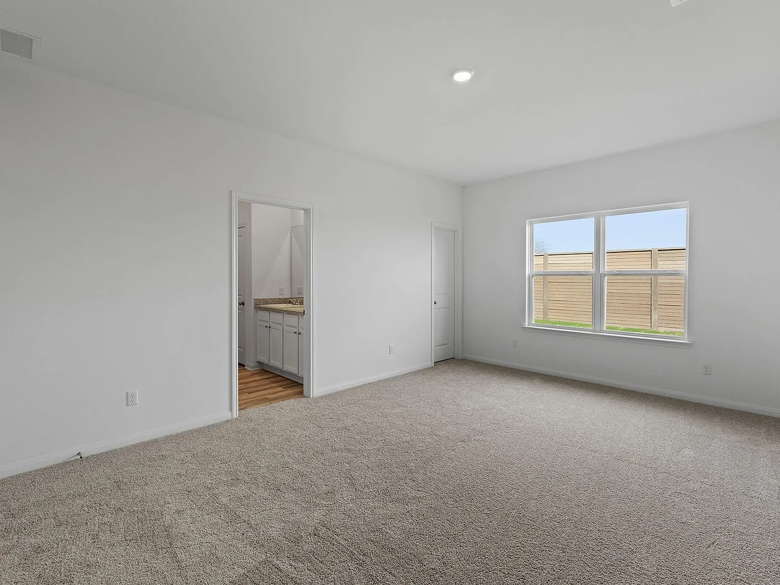 5 bed, 3.5 bath, 2470 sqft, $2,870 — Photo 4
