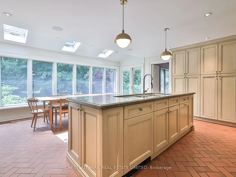 21 Douglas Cres — Photo 14