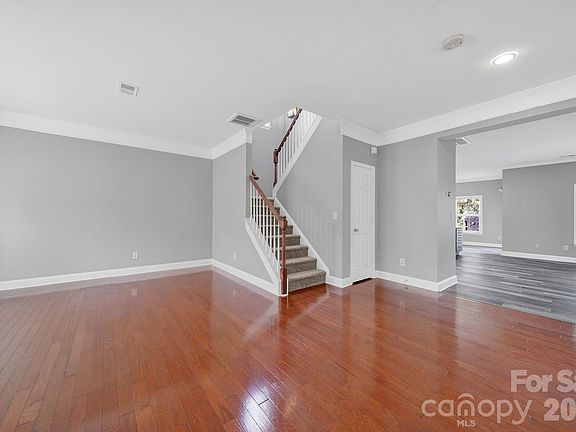 3rd image of 325 Mount Side Way
