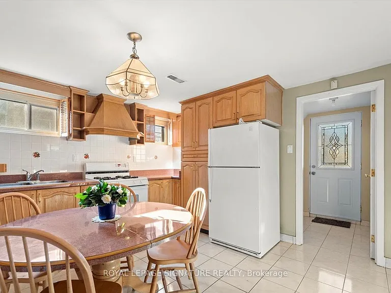64 Watney Cres #LOWER — Photo 4