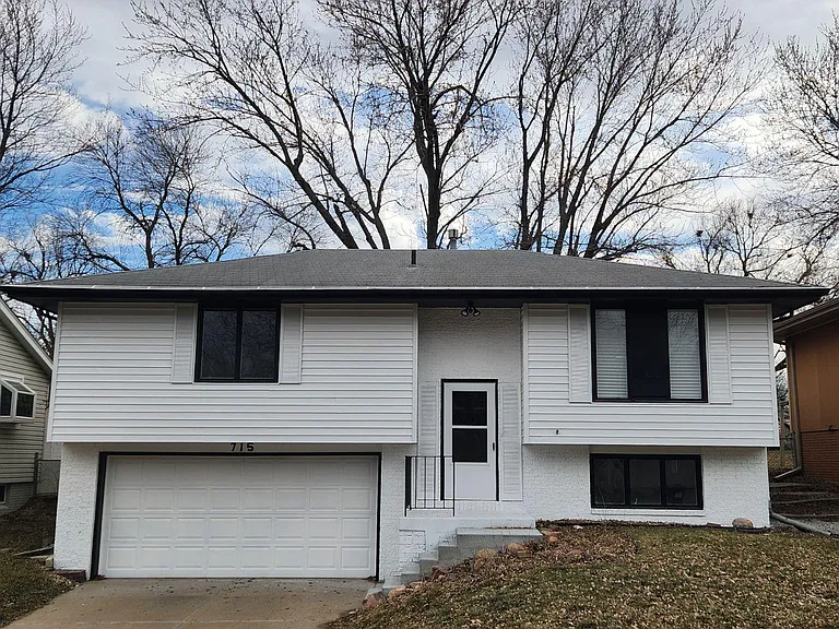 715 W Sumner Cir — Photo 1