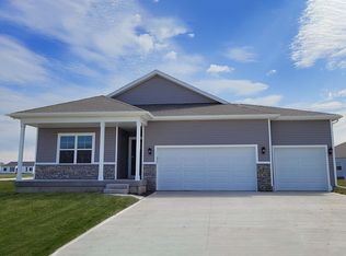 6724 NW 106th St, Johnston, IA 50131