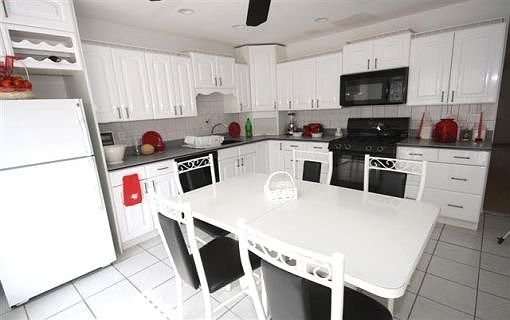EAT IN KITCHEN-SLIDERS TO YARD