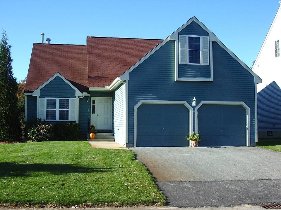 Lovely Detached Holden Farms Condo