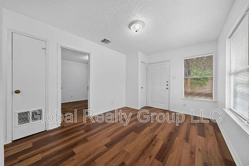 2 bed, 1.0 bath, 650 sqft, $595 — Photo 1