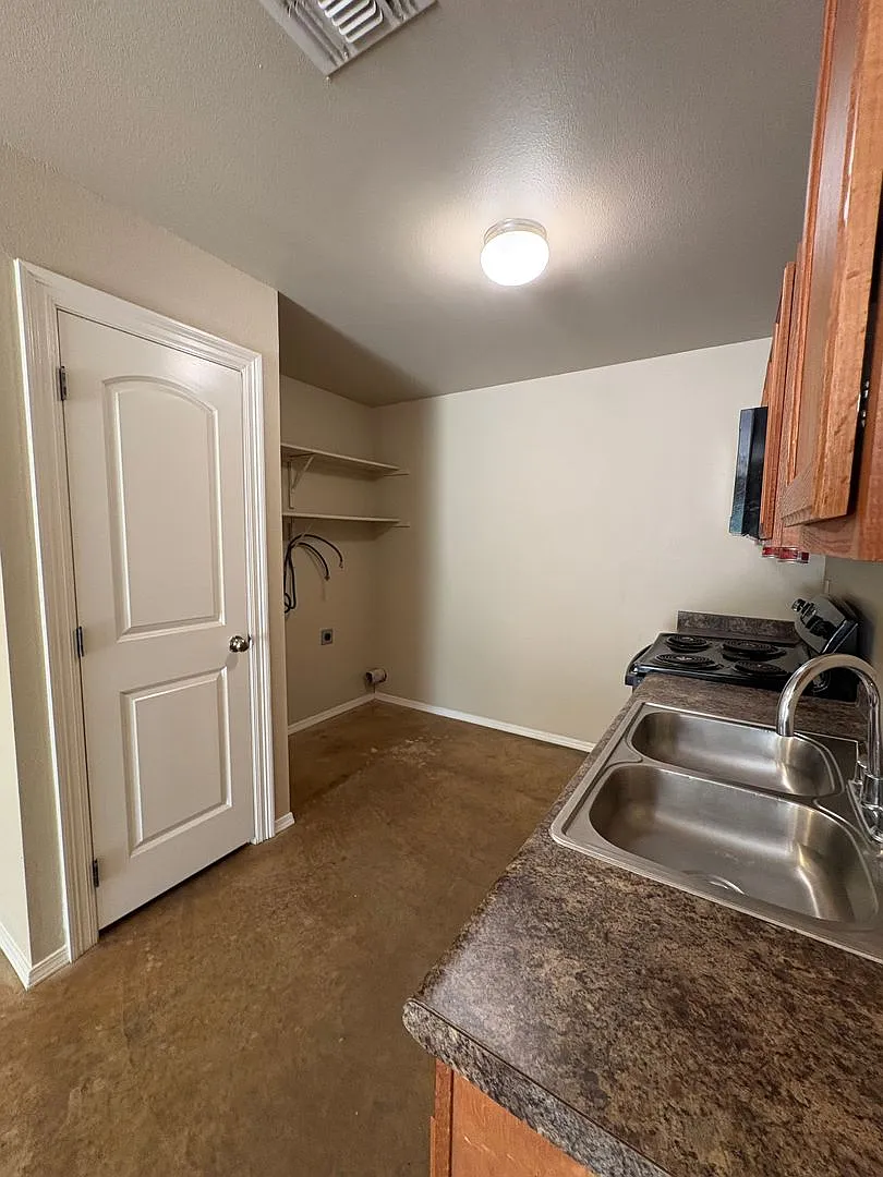 Cozy 2 bedroom/1 bath house with Central Air & Heat — Photo 4