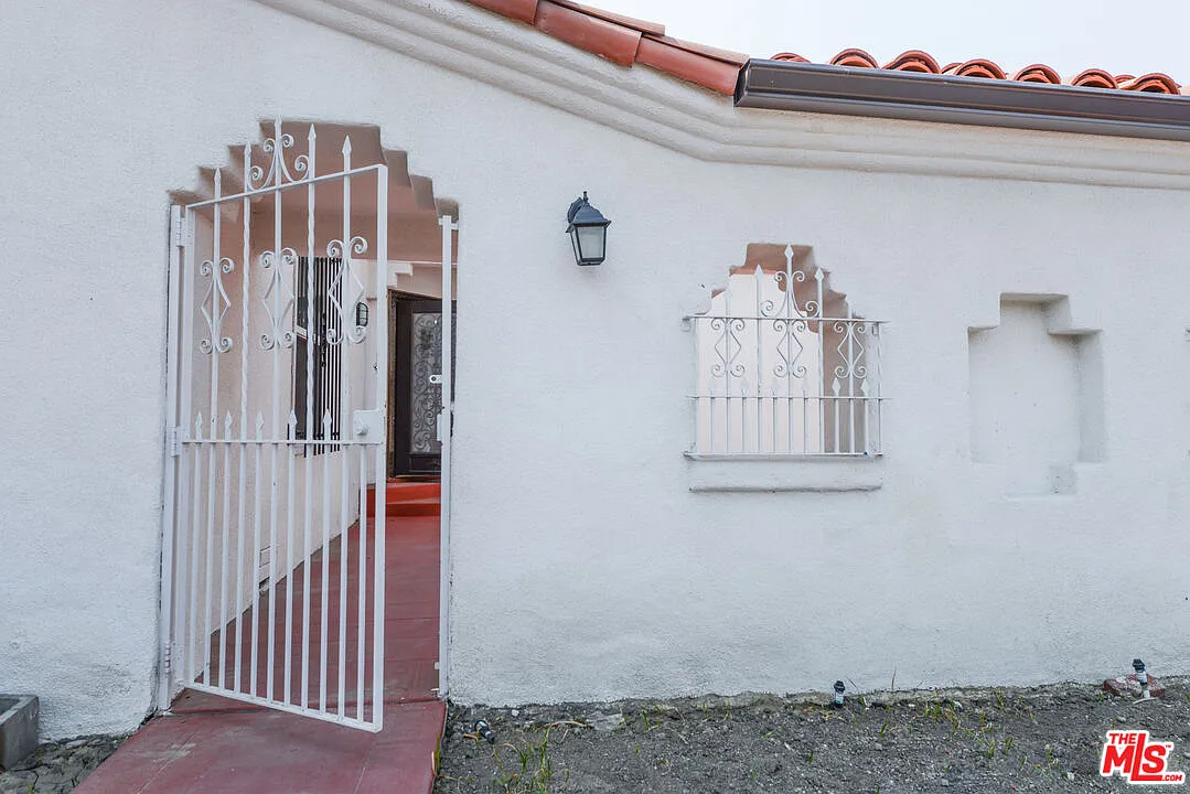 Building Photo - 520 W 82nd St #A