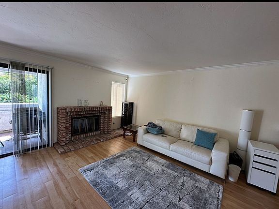 3rd image of 528 Via De La Valle Unit D