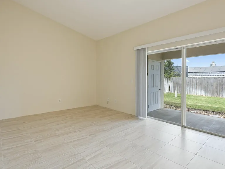2082 Foxwood Dr — Photo 2