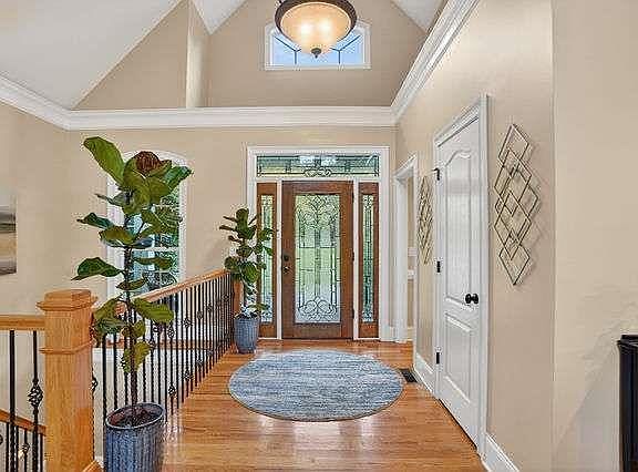 3rd image of 8179 Pineview Ct