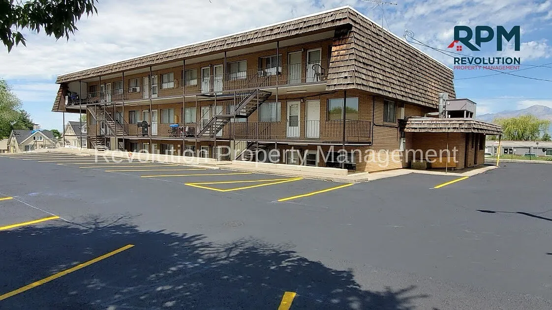 2 bed, 1.0 bath, 975 sqft, $995 — Photo 1
