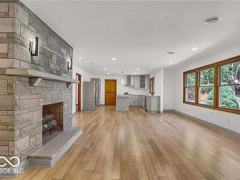 760 W Pine St — Photo 2