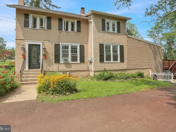 6 Perkiomen Ave, Spring Mount, PA 19473