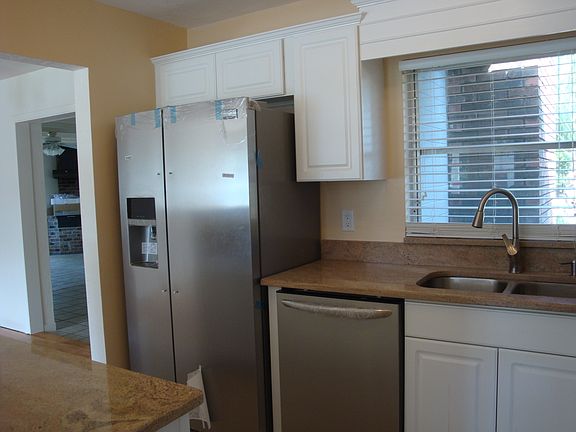 4th image of 575 Parkdale Ct