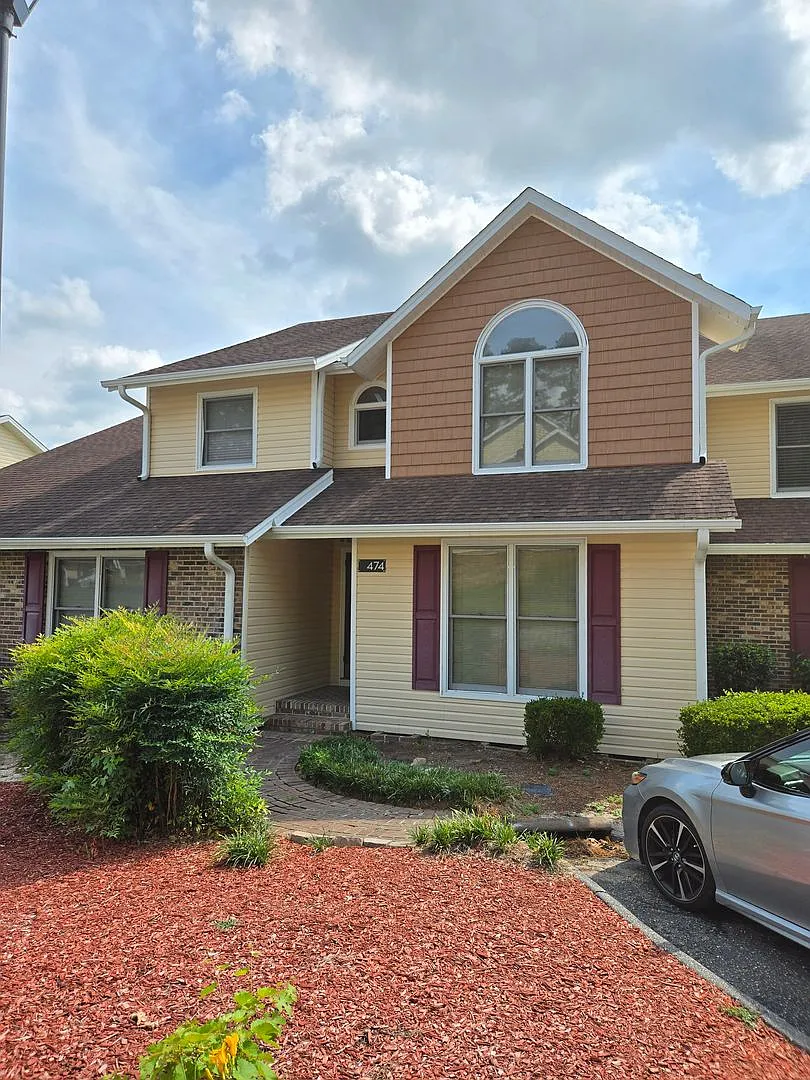 Spacious Townhouse for Rent! — Photo 1
