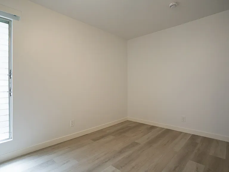11801 Rexford Rd — Photo 14