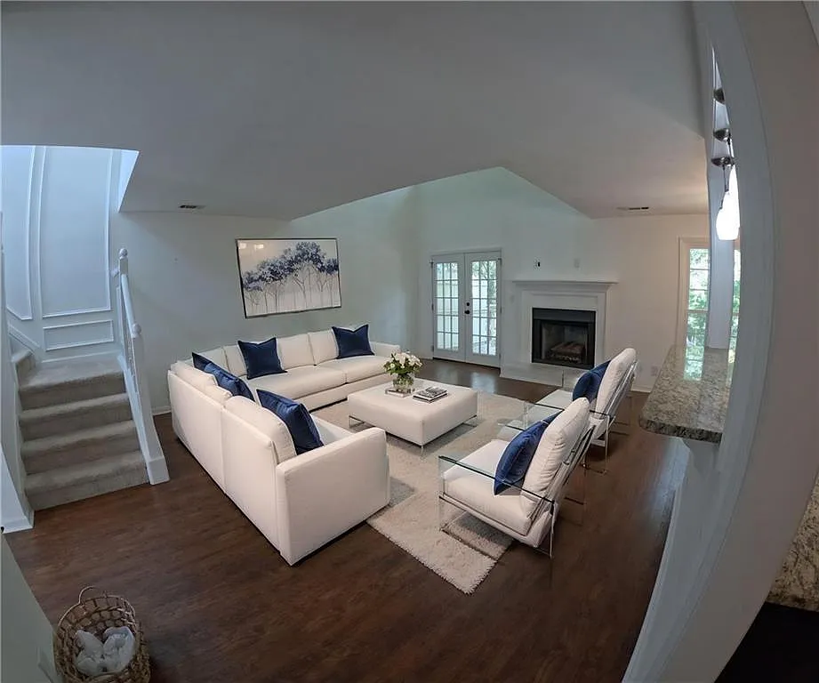 3 bed, 3.5 bath, 2140 sqft, $3,200 — Photo 3