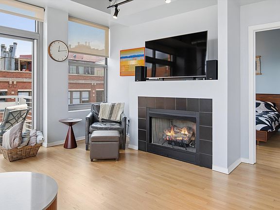 5th image of 933 W Van Buren St APT 801