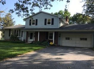 7122 Northledge Dr, Lockport, NY 14094