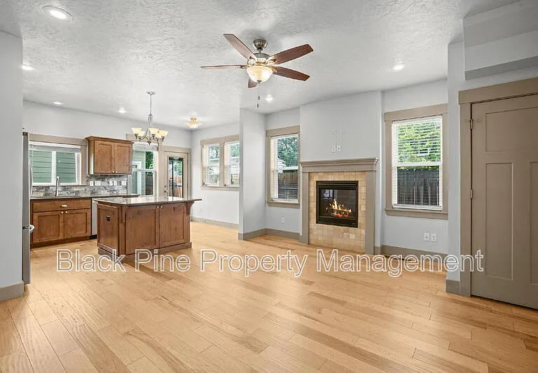 909 N 31st St — Photo 5