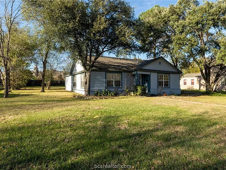 704 Edgemore Dr — Photo 3