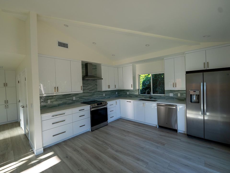New kitchen with lots of cabinet space.
