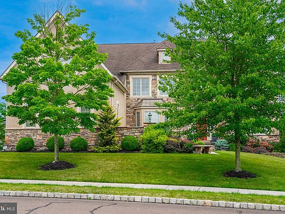 3rd image of 587 Woodview Ln