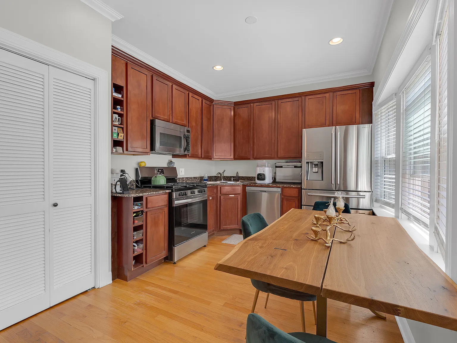 4055 N Southport Ave — Photo 4