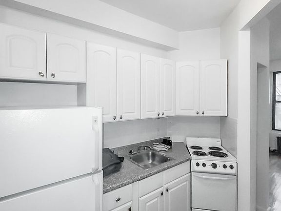 3rd image of 216 E 88th St