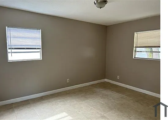 860 NE 35th St — Photo 21
