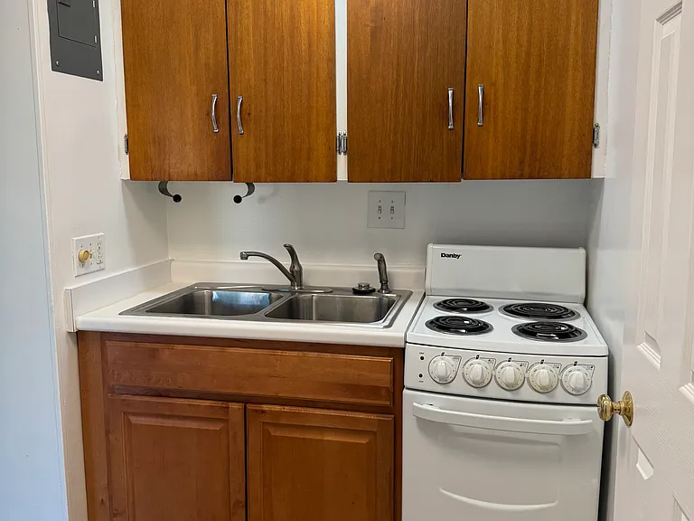 985 Northwood St #8 — Photo 1